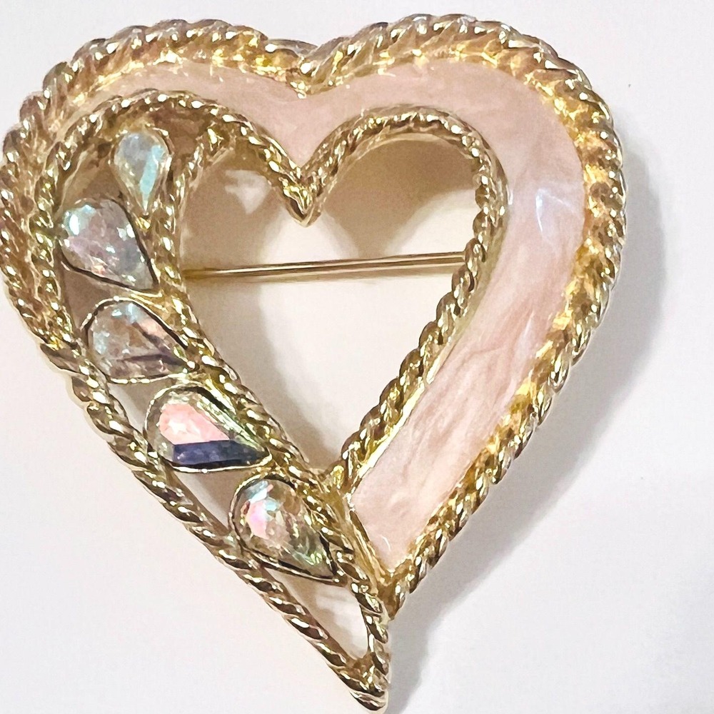 Trifari AB Heart Brooch Pink‎ Enamel Aurora Borealis Rhinestones Gold Tone